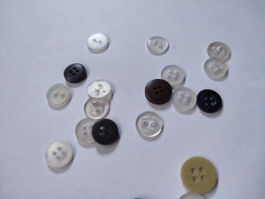 düğmeler ve dikiş ipliği beyaz arkaplanda izole