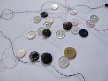düğmeler ve dikiş ipliği beyaz arkaplanda izole