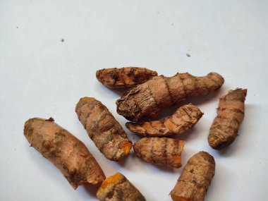 Beyaz arka planda izole edilmiş bazı baharatlar ve zencefiller