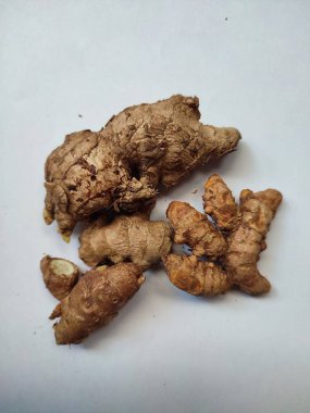 Beyaz arka planda izole edilmiş bazı baharatlar ve zencefiller