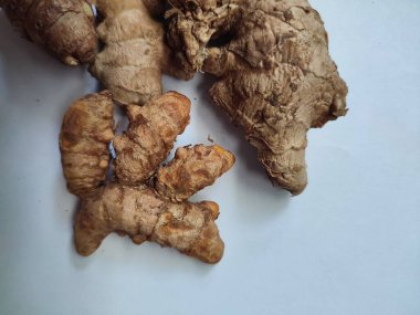 Beyaz arka planda izole edilmiş bazı baharatlar ve zencefiller