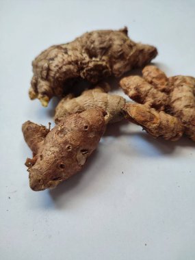 Beyaz arka planda izole edilmiş bazı baharatlar ve zencefiller