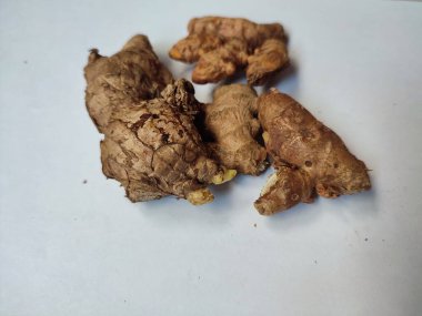 Beyaz arka planda izole edilmiş bazı baharatlar ve zencefiller