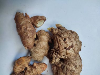 Beyaz arka planda izole edilmiş bazı baharatlar ve zencefiller