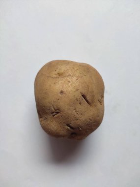 Beyaz arkaplanda izole edilmiş bazı yeni patatesler