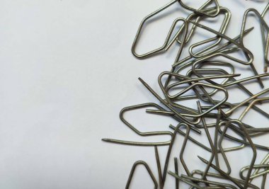 Perdeleri ve diğerlerini asmak için kullanılan S şeklinde bir demir.