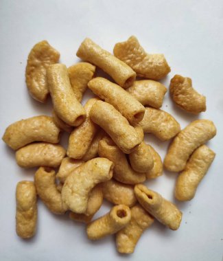 Beyaz arka planda kızarmış makarna.