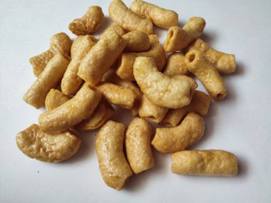 Beyaz arka planda kızarmış makarna.