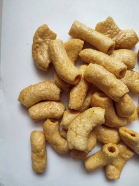 Beyaz arka planda kızarmış makarna.