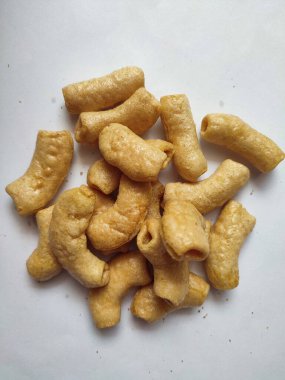 Beyaz arka planda kızarmış makarna.