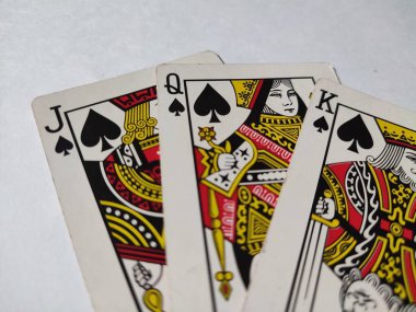 Poker ve kumar için uçan kart, beyaz yolda izole edilmiş üç as, kırpma yolu.