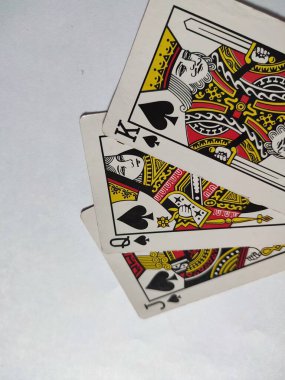 Poker ve kumar için uçan kart, beyaz yolda izole edilmiş üç as, kırpma yolu.