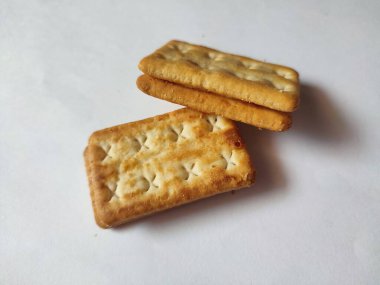 biraz dikdörtgen tereyağlı kurabiye ve ortasında şeker var..