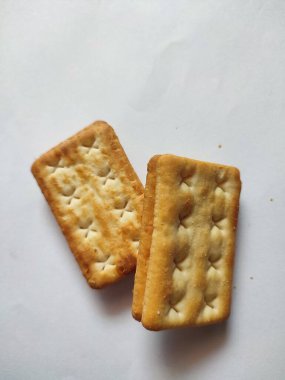 biraz dikdörtgen tereyağlı kurabiye ve ortasında şeker var..