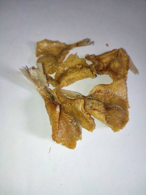 Kurutulmuş tuzlu balık çubukları beyaza izole edilmiş.