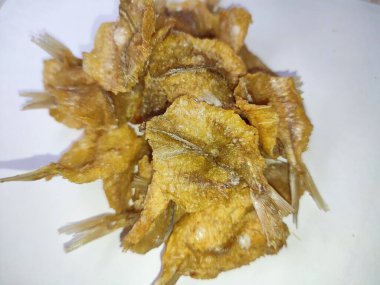 Kurutulmuş tuzlu balık çubukları beyaza izole edilmiş.