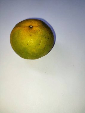 Taze Turuncu beyaz arkaplan kırpma yolunda izole edildi