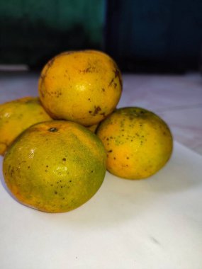 Taze Turuncu beyaz arkaplan kırpma yolunda izole edildi