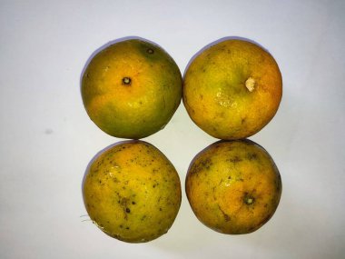 Taze Turuncu beyaz arkaplan kırpma yolunda izole edildi