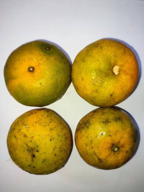 Taze Turuncu beyaz arkaplan kırpma yolunda izole edildi