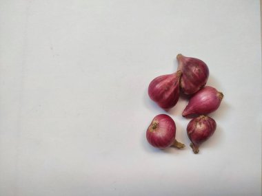 Beyaz arka plan üzerinde taze soğan