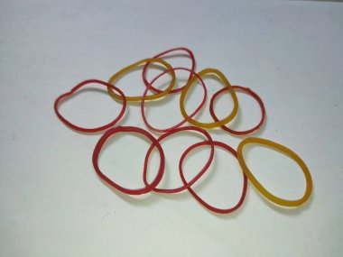 Beyaz arkaplanda lastik bantlar