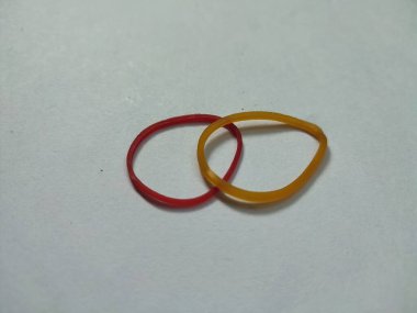 Beyaz arkaplanda lastik bantlar