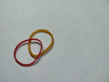 Beyaz arkaplanda lastik bantlar
