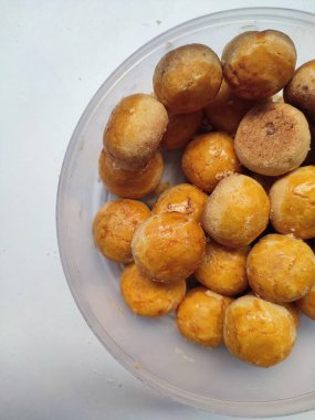 nastar ya da ananaslı turtalı kurabiyelerin çıtır çıtır tadı ve yumuşak ananas reçeli dolgusu, nastar aileyi birlikte neşelendirecek. Her bayram mübarek gününde zorunludur..