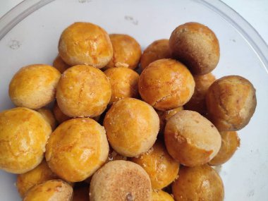 nastar ya da ananaslı turtalı kurabiyelerin çıtır çıtır tadı ve yumuşak ananas reçeli dolgusu, nastar aileyi birlikte neşelendirecek. Her bayram mübarek gününde zorunludur..