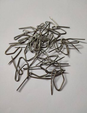 Perdeleri ve diğerlerini asmak için kullanılan S şeklinde bir demir.