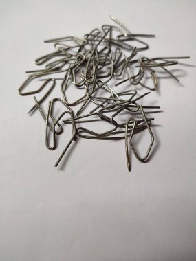 Perdeleri ve diğerlerini asmak için kullanılan S şeklinde bir demir.