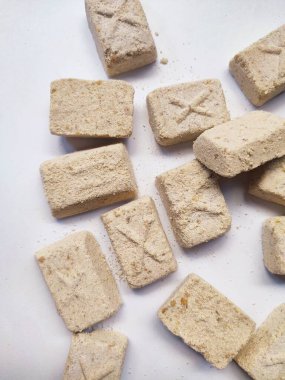 Kue satu (Batı Java ve Cakarta dilinde) veya Koya keki (Orta ve Doğu Java dillerinde) beyaz fasulye tozundan yapılan geleneksel bir kektir. Kurban Bayramı mı, Kurban Bayramı mı, Kurban Bayramı mı? beyaz arkaplanda izole edilmiş