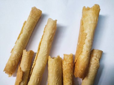 Semprong ya da Çin böreği. Beyaz arka planda izole edilmiş geleneksel bir Endonezya gofreti veya kuih atıştırmalığı.