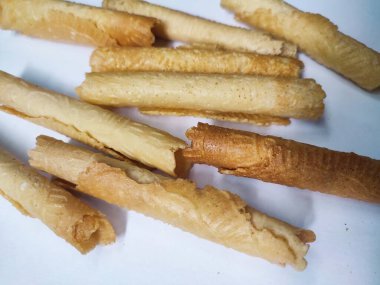 Semprong ya da Çin böreği. Beyaz arka planda izole edilmiş geleneksel bir Endonezya gofreti veya kuih atıştırmalığı.