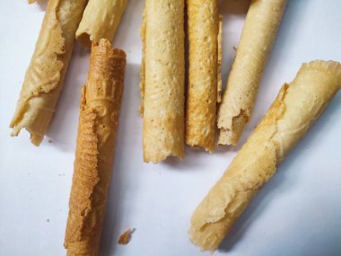 Semprong ya da Çin böreği. Beyaz arka planda izole edilmiş geleneksel bir Endonezya gofreti veya kuih atıştırmalığı.