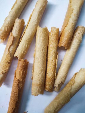 Semprong ya da Çin böreği. Beyaz arka planda izole edilmiş geleneksel bir Endonezya gofreti veya kuih atıştırmalığı.