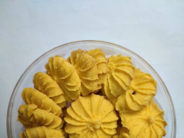 Beyaz arka planda izole edilmiş kavanozdaki kahve öpücük kurabiyeleri.