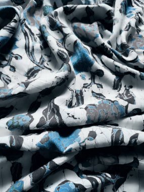 Kumaş, çiçekli motiflerin orta tonlarda yoğun bir düzeniyle desenlenmiş.