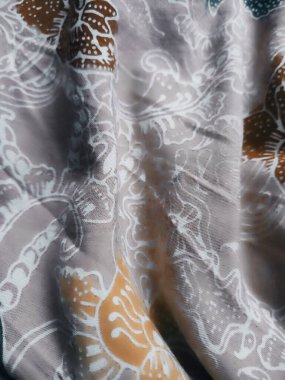 Çiçekli süslemeleri olan renkli tekstil desenleri arkaplan olarak kullanışlıdır