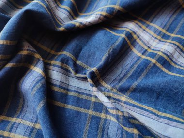 Gömlek kumaşının dokusu kareli desenli.