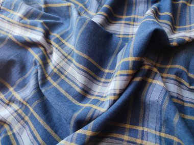 Gömlek kumaşının dokusu kareli desenli.