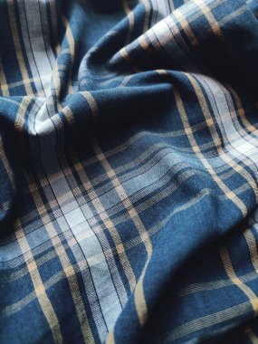 Gömlek kumaşının dokusu kareli desenli.