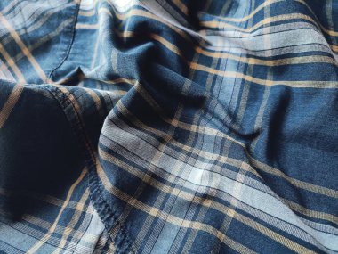 Gömlek kumaşının dokusu kareli desenli.