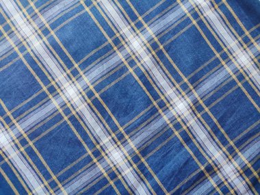 Gömlek kumaşının dokusu kareli desenli.