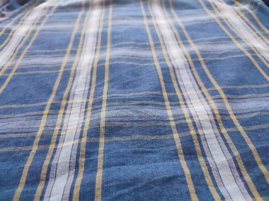 Gömlek kumaşının dokusu kareli desenli.