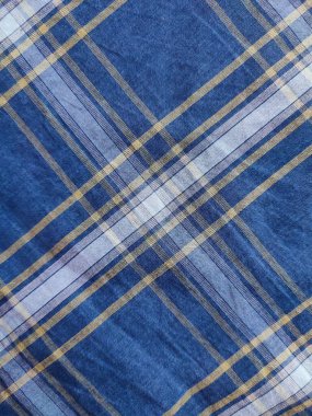 Gömlek kumaşının dokusu kareli desenli.