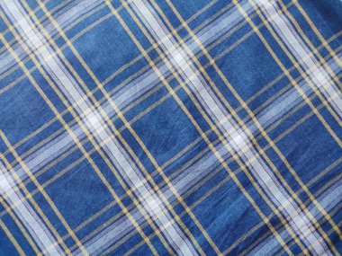 Gömlek kumaşının dokusu kareli desenli.
