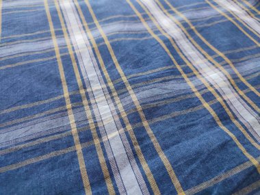 Gömlek kumaşının dokusu kareli desenli.