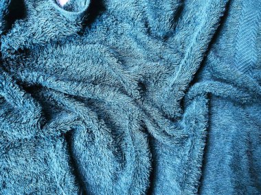 Havlu dokusunun mavi arkaplanı. Güzelce katlanmış beyaz havlular. Plaj havlusunun Macro fotoğrafı. Yumuşak tekstil arkaplanı